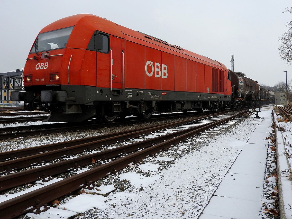 2016 066-0 erreicht bei leichtem Schneefall mit GZ47850 den Bhf. Ried; 190125