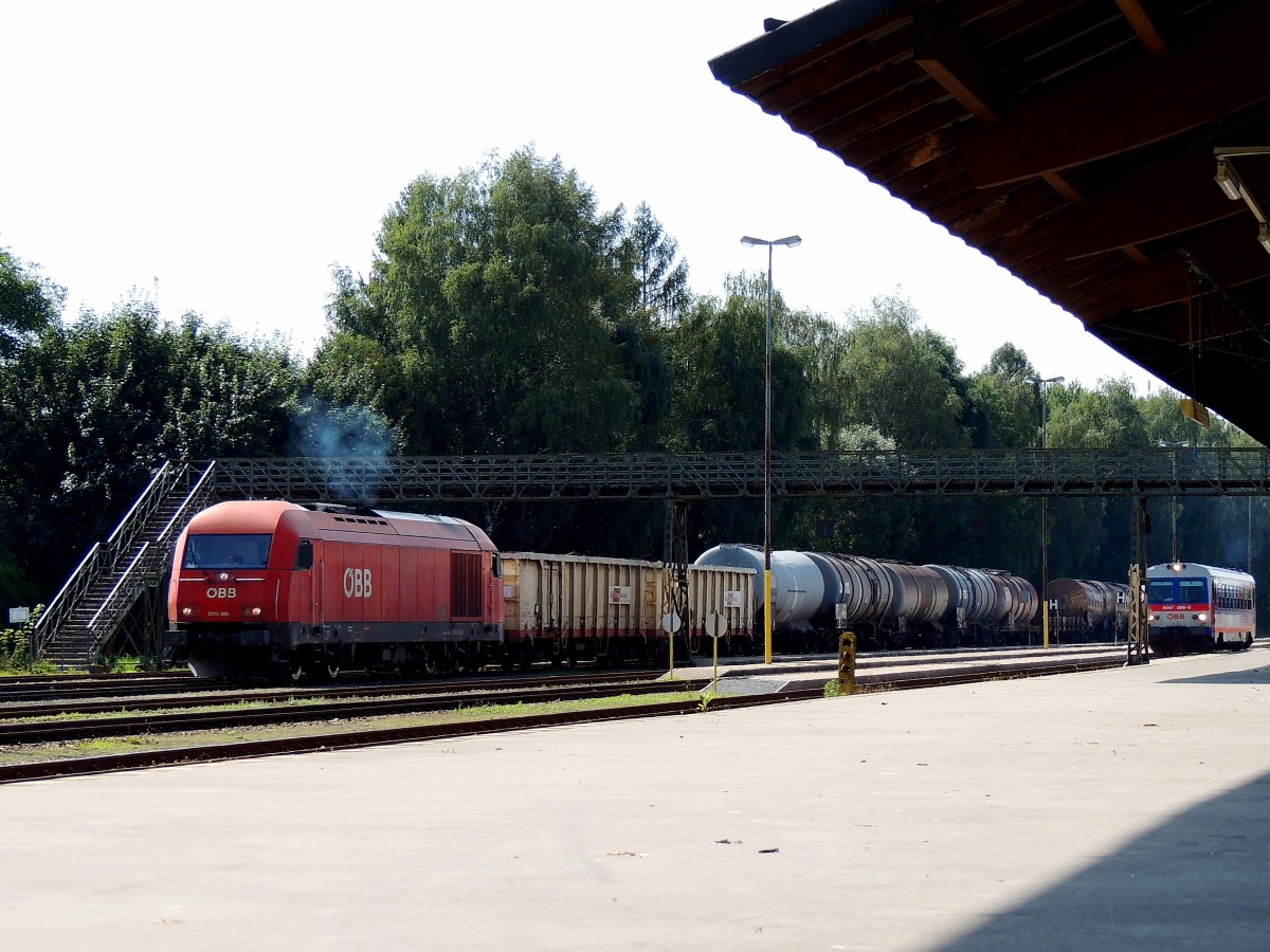 2016 066-0 startet mit GZ75855 am Bhf. Ried durch; 140822