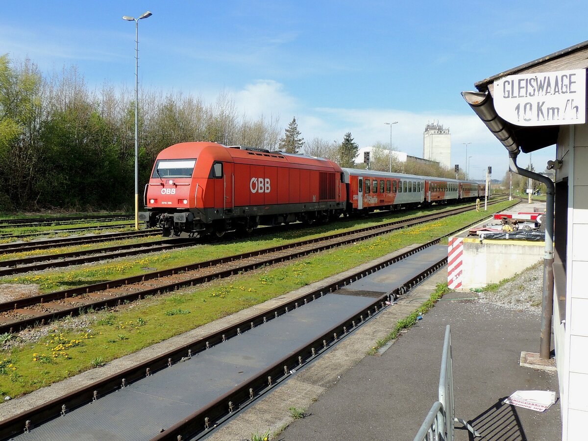 2016 066-9 passiert mit R5965 bei der Einfahrt in den Bhf. Ried die bereits aufgelassene Gleiswaage; 230421