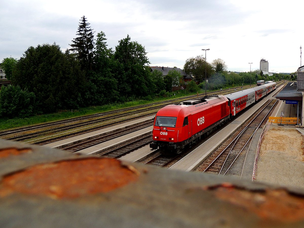 2016 067-7 mit Rostflecken oder gar mit Karies? NEIN-DANKE! hier mit R5981 bei der Ausfahrt Bhf. RIED i.I.; 180501