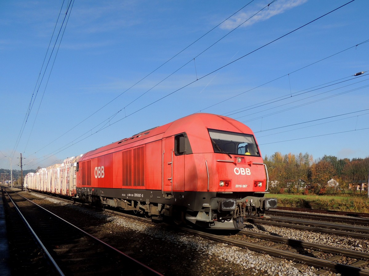 2016 067-8 durchfhrt, mit Schnittholz beladenen Wagen, den Bhf. Redl-Zipf in Richtung Linz; 131024
