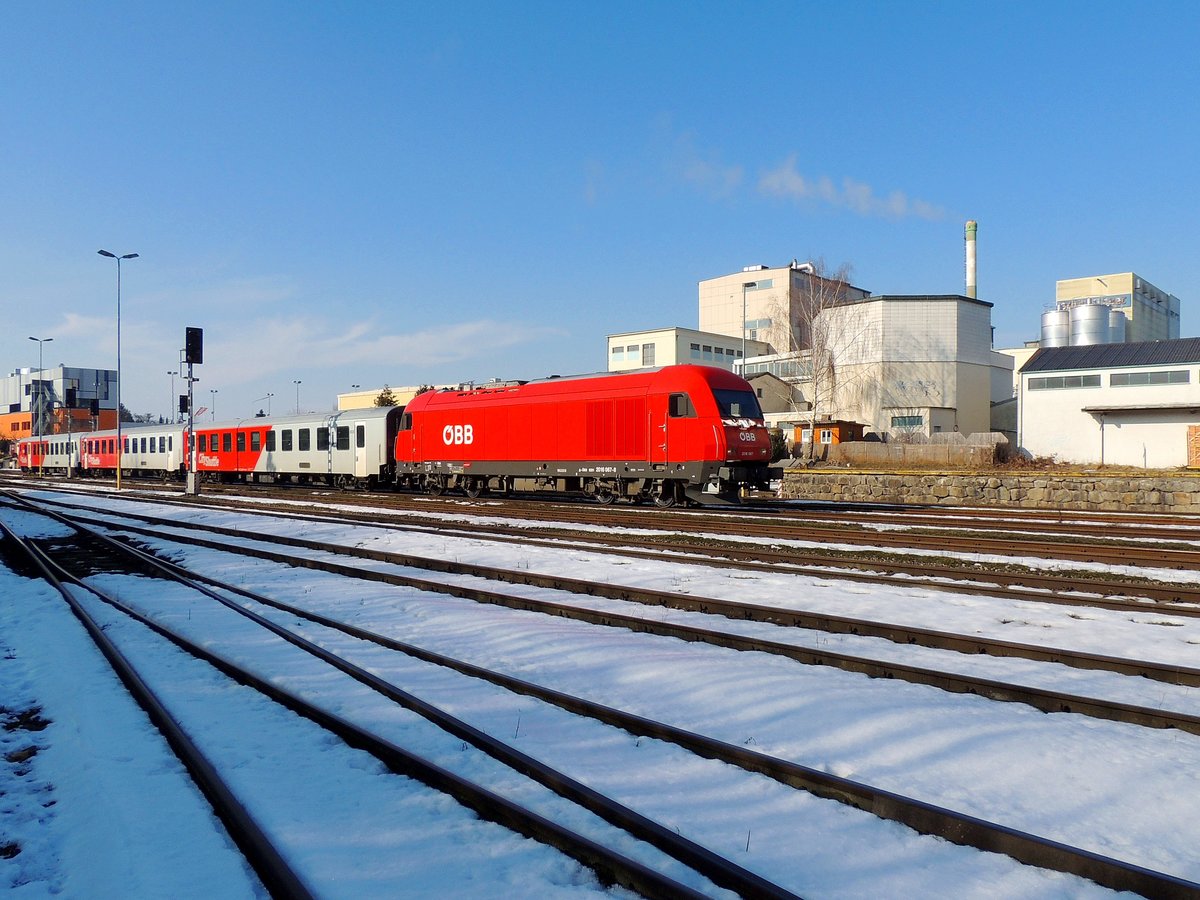 2016 067-8 wurde Blitzblank geputzt, und zieht R5973 in den Bhf. Ried; 170210