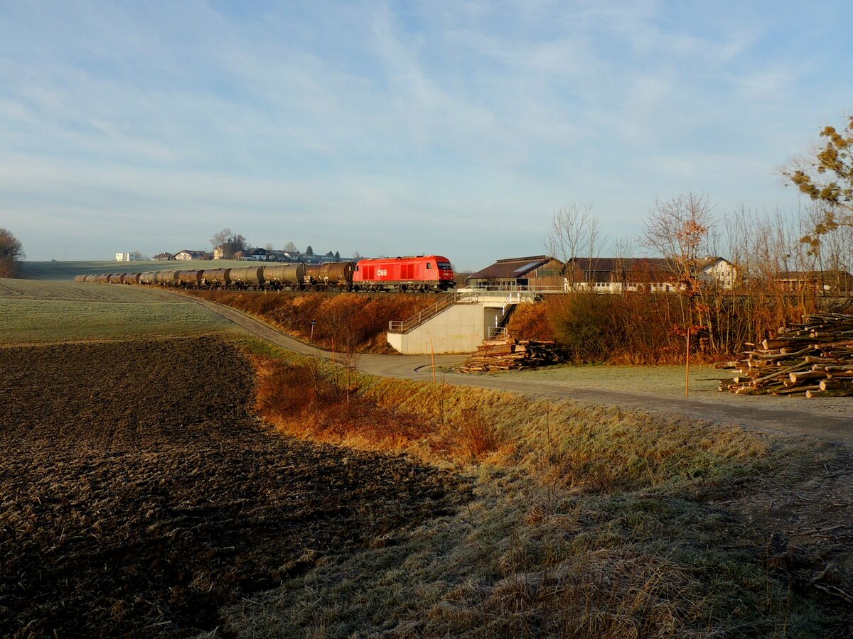 2016 067-8 zieht die 12-teilige Kesselwagengarnitur (GAG47851) auf der Innkreisbahn in Richtung Neumarkt/K;140103