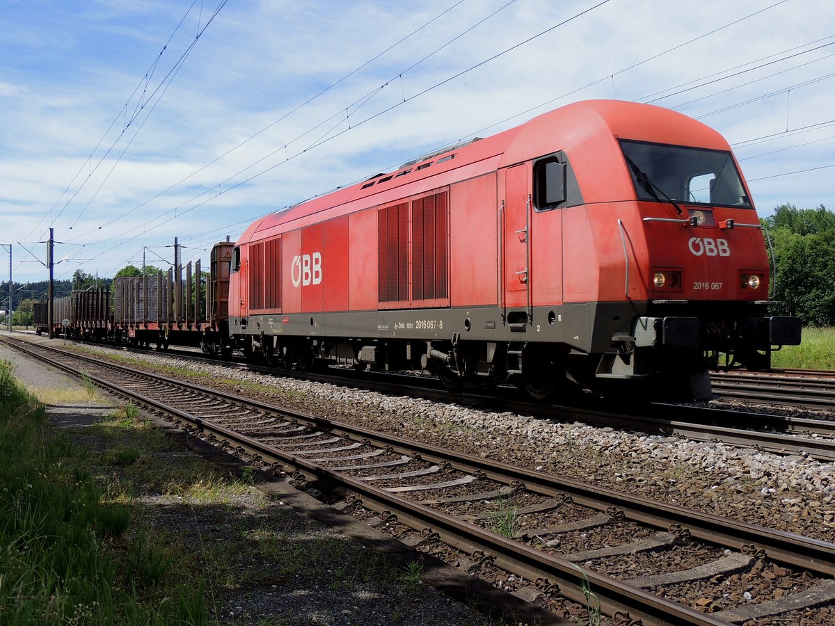 2016 067-8 zieht bei Redl-Zipf 4Flachwagen Richtung Vöcklabruck; 160616