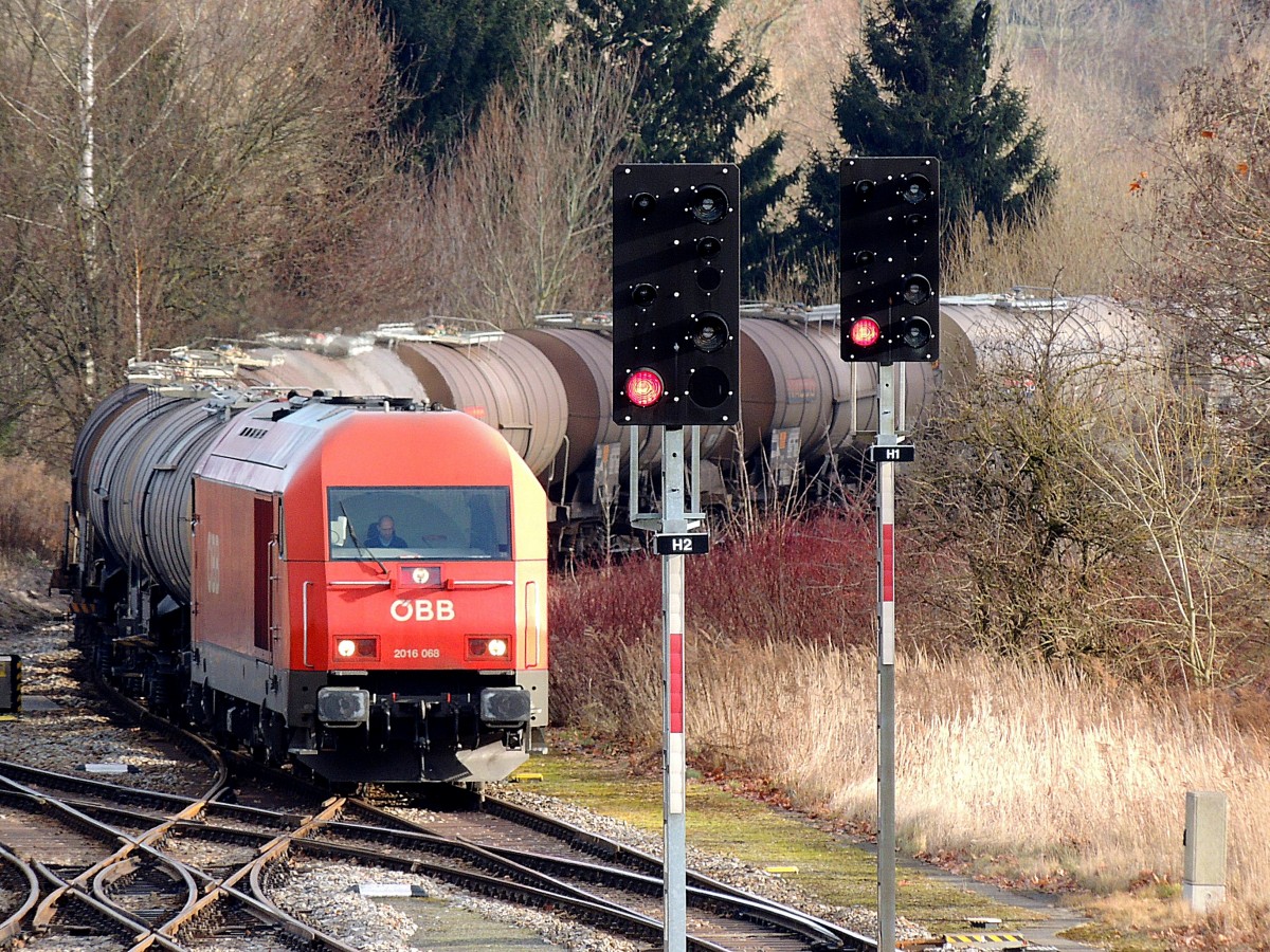 2016 068-5 rollt mit dem Leerkesselwagenzug 47850 in den Rieder Bahnhof; 140110