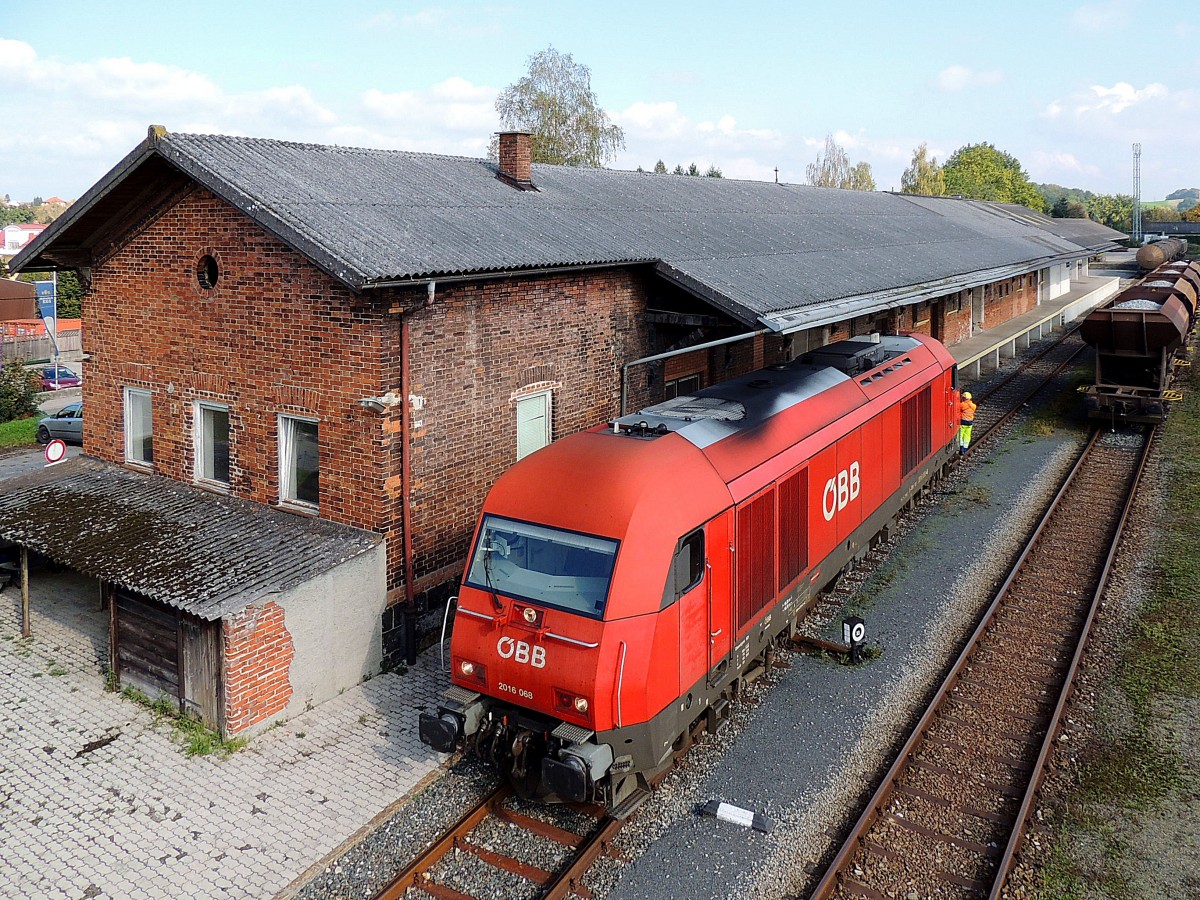 2016 068 bei einer Rangierfahrt entlang des alten, historischen, aber bereits geschlossenem Gütermagazins am Bhf. Ried; 141003