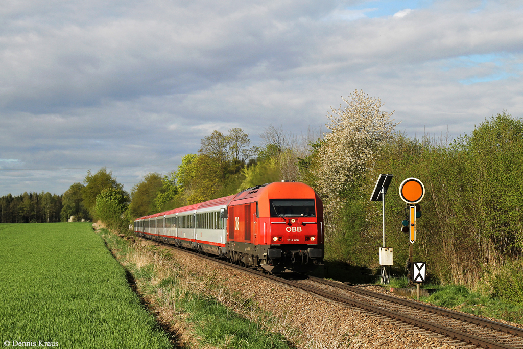 2016 068 mit EC 111 am 26.04.2015 bei Hörlkofen.
