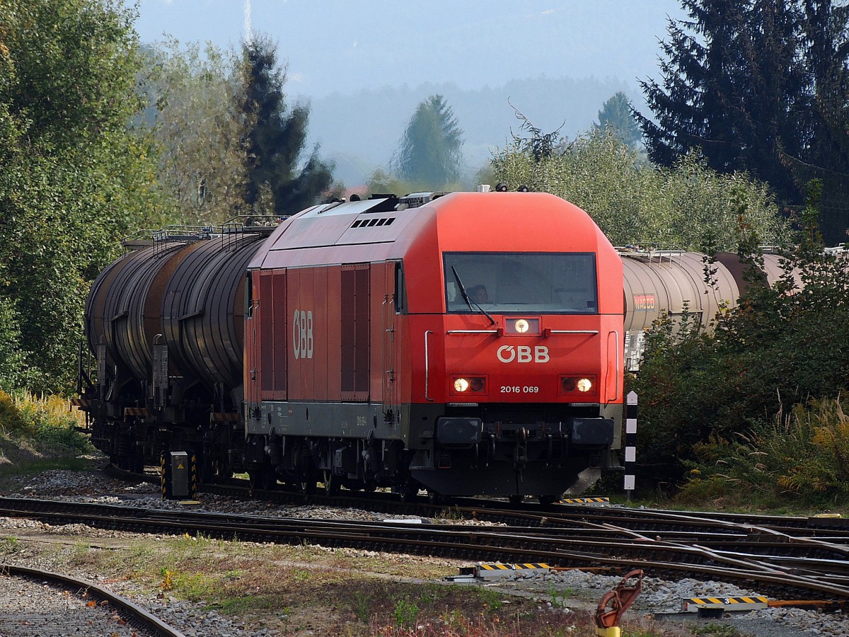 2016 069-3 erreicht mit dem Kesselwagenzug (GAG47850) seinen Zwischenhalt Ried; 131004