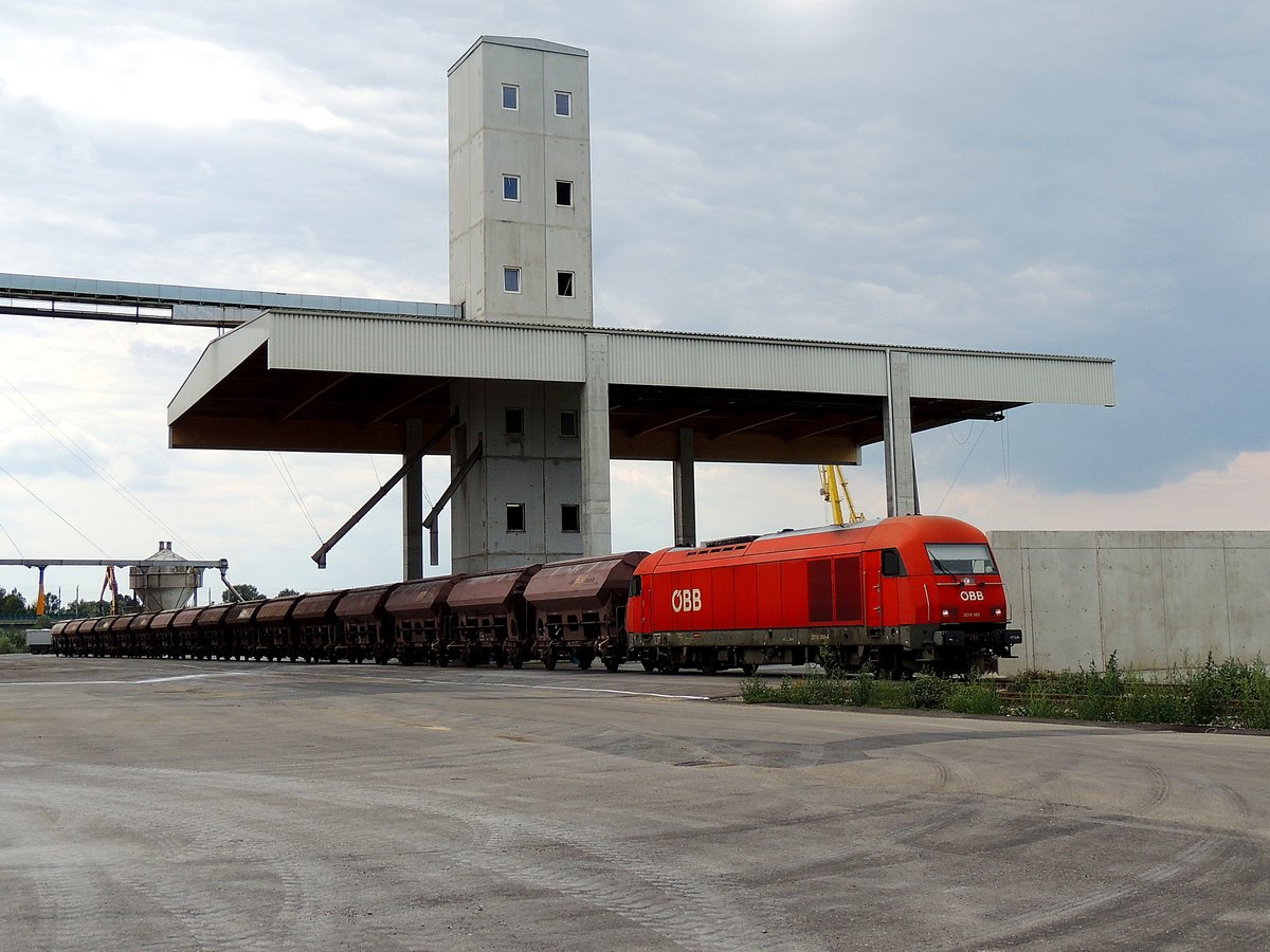 2016 069-4 mit einem Trichterwagenzug im Hafengebiet von Ennsdorf; 160802