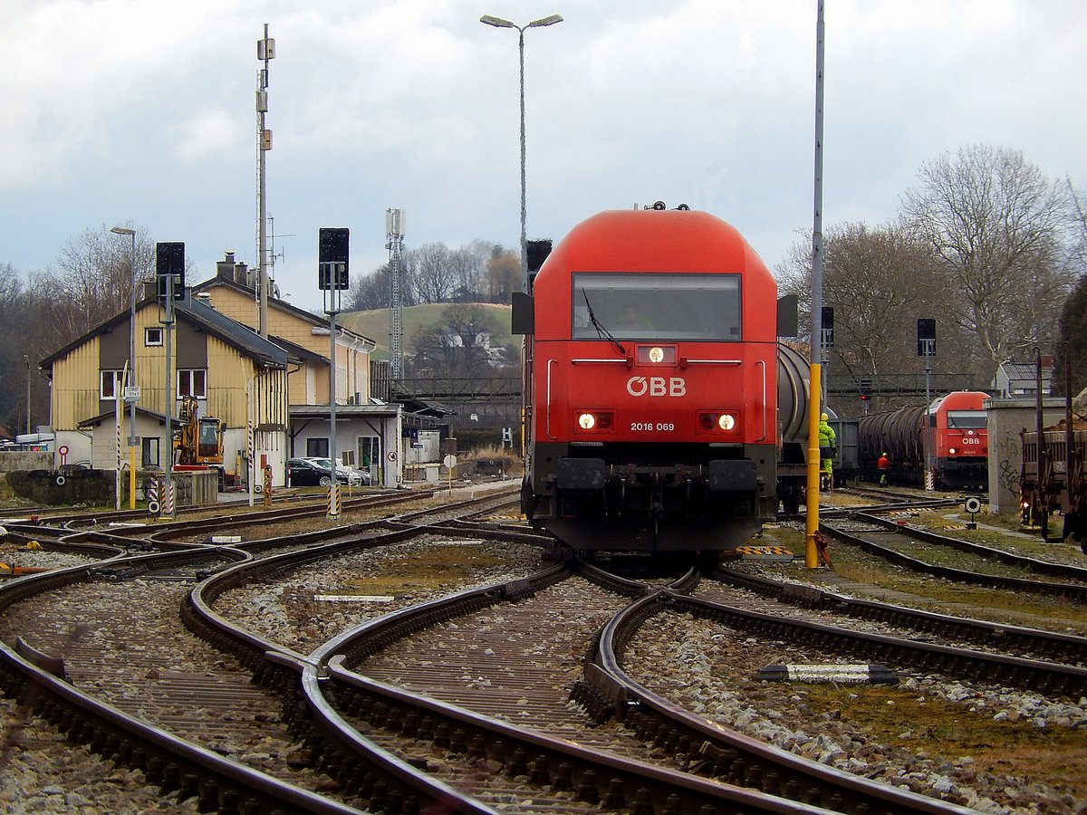 2016 069-4, während einer Verschubfahrt im Bhf. Ried; 160210