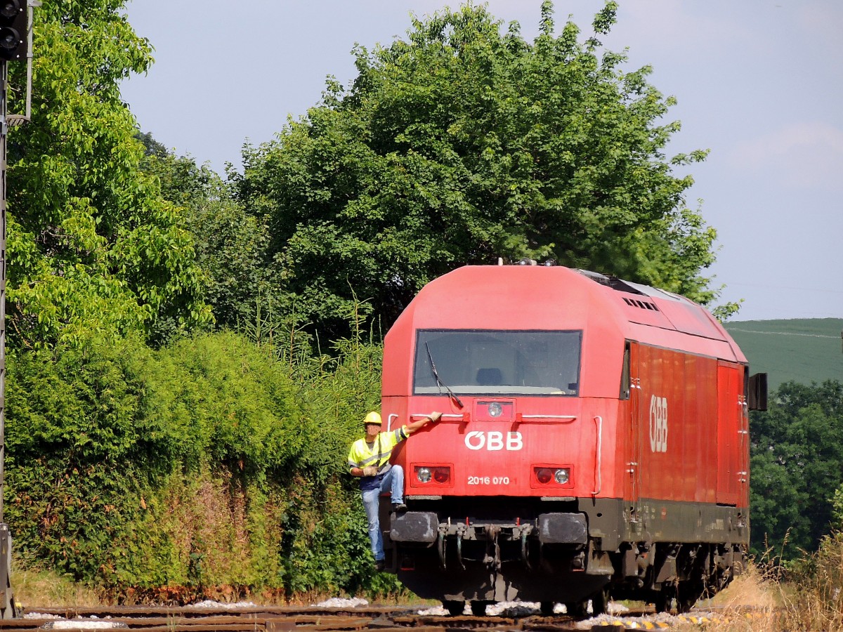 2016 070-2 bei einer kurzen Rangierpause, Bhf. Ried, Sommer 2012;