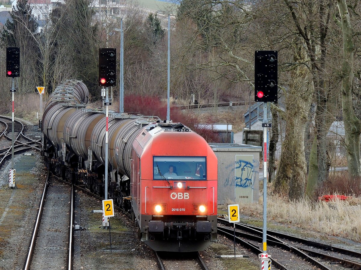 2016 070-2 mit Kesselwagenleerzugleistung des 47850; Einfahrt Bhf. RIED i.I.; 170224