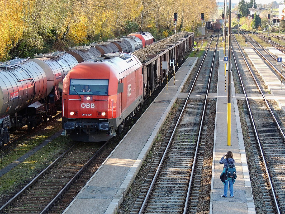 2016 070-2 wird mit Rbe75829 im Bhf. Ried von einem jungen Eisenbahnfan dokumentarisch festgehalten; 131108