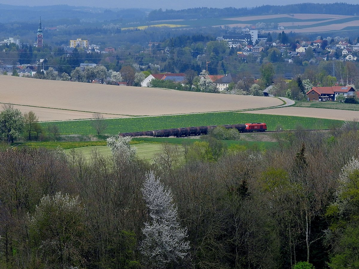 2016 070-2 zieht auf der Hausruckbahn den leeren Kesselwagenzug 47850 zum nächsten Zwischenstopp, der Bezirkshauptstadt Ried i.I.; 20160422