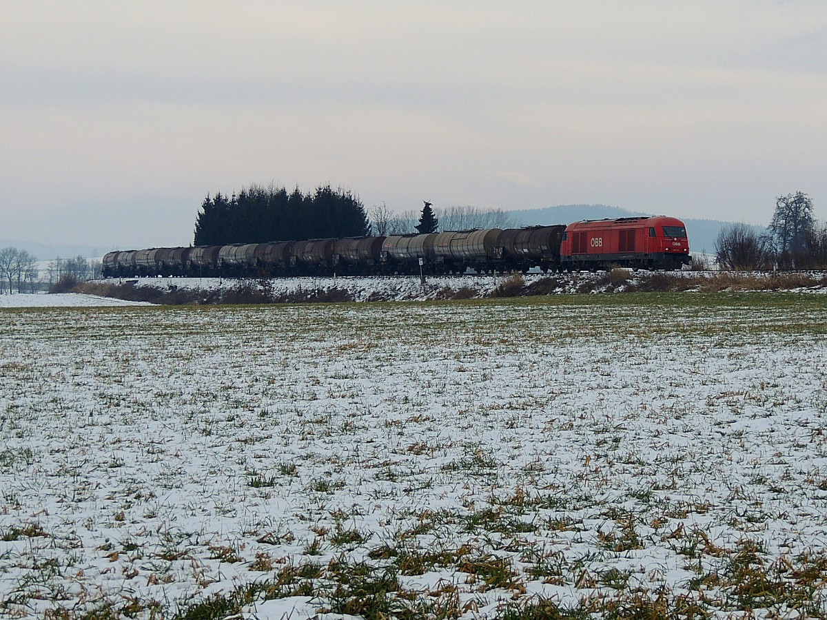2016 070-2 zieht Kesselwagenzug GAG47850  durch die angezuckerte Landschaft bei Oberbrunn; 140131
