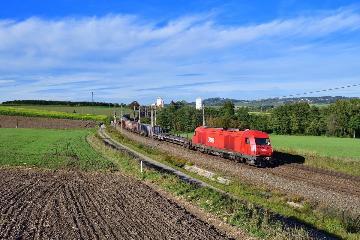 2016 070 mit einem Güterzug am 11.10.2019 bei Haiding.