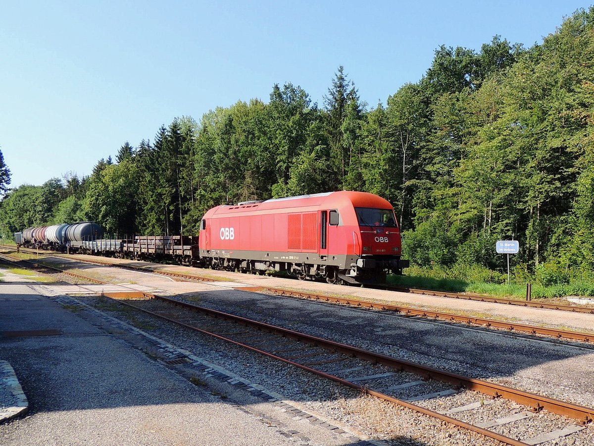 2016 071-0 mit Güterzug im Bahnhof St.Martin im Innkreis; 170721