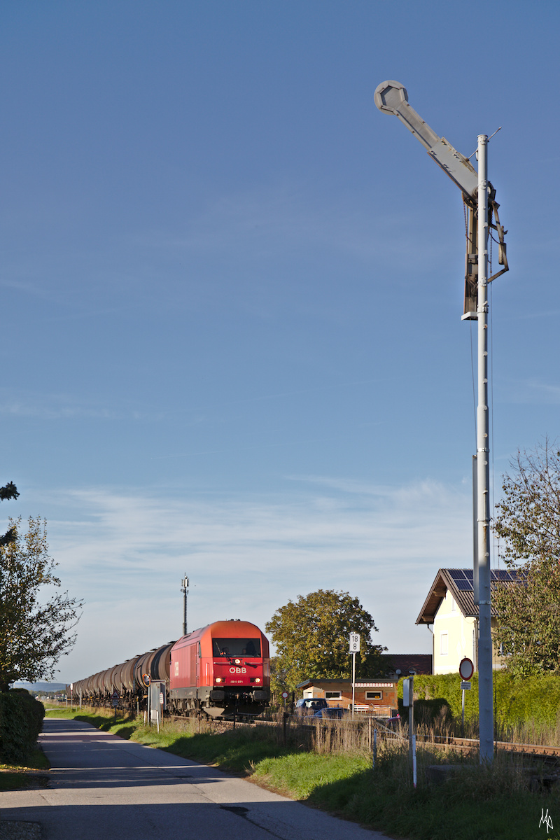 2016 071 beim Passieren des Einfahrsignals des Bahnhof von Mattighofen, dem bedeutendsten Bahnhof der Mattigtalbahn. (11.10.2019)