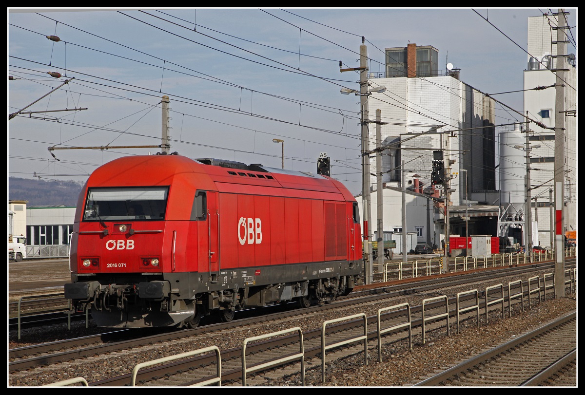 2016 071 fährt am 31.01.2019 als Lokzug durch den Bahnhof Hörsching.