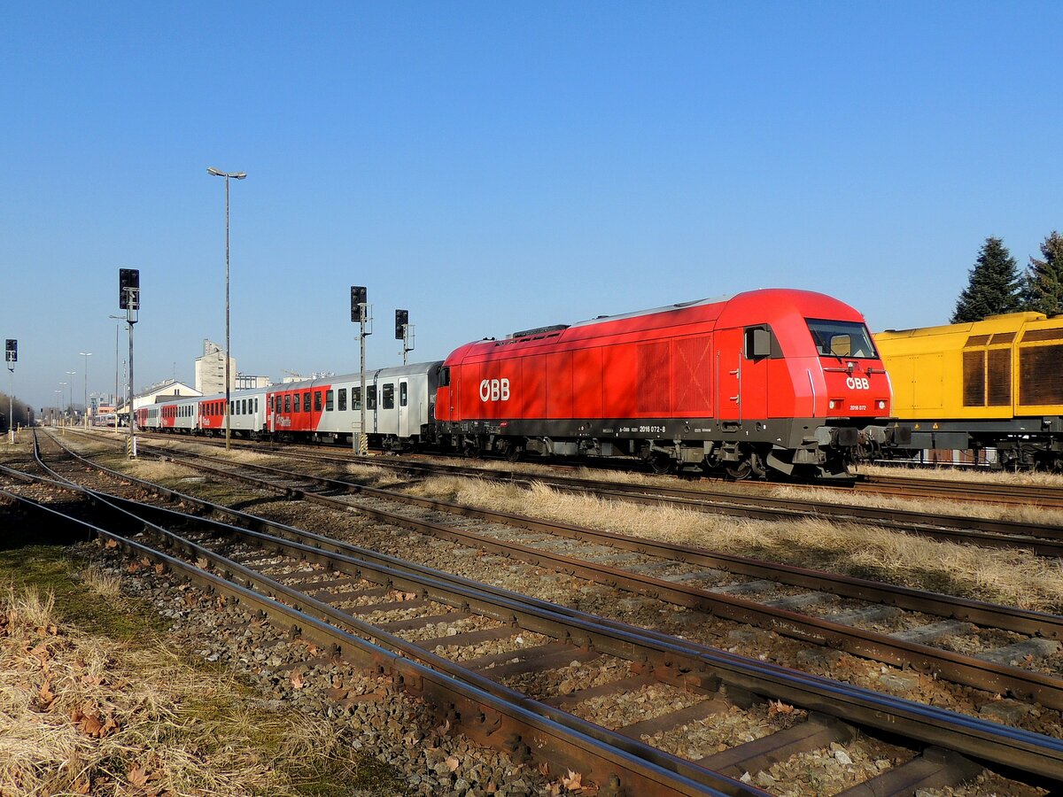 2016 072-8 lässt mit R5965 den Speno-Schienenschleifzug im Bhf. Ried sozusagen links liegen; 230302