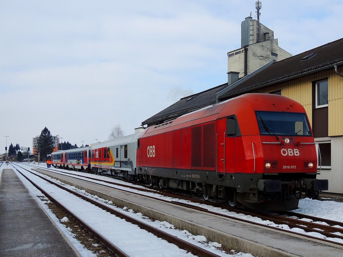 2016 072-8 steht mit Hilfszugwagen, 5047065-7 sowie dem verunfallten 5047 077-2 am Bhf. Ried zum Abtransport Richtung Werkstätte bereit; 140207