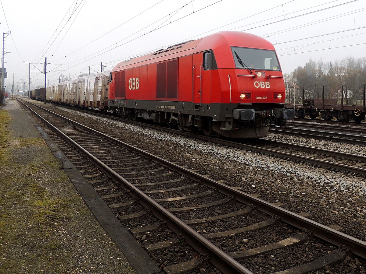2016 072-8 zieht bei dichtem Nebel einen Güterzug durch den Bhf. Redl-Zipf in Richtung Attnang; 140218
