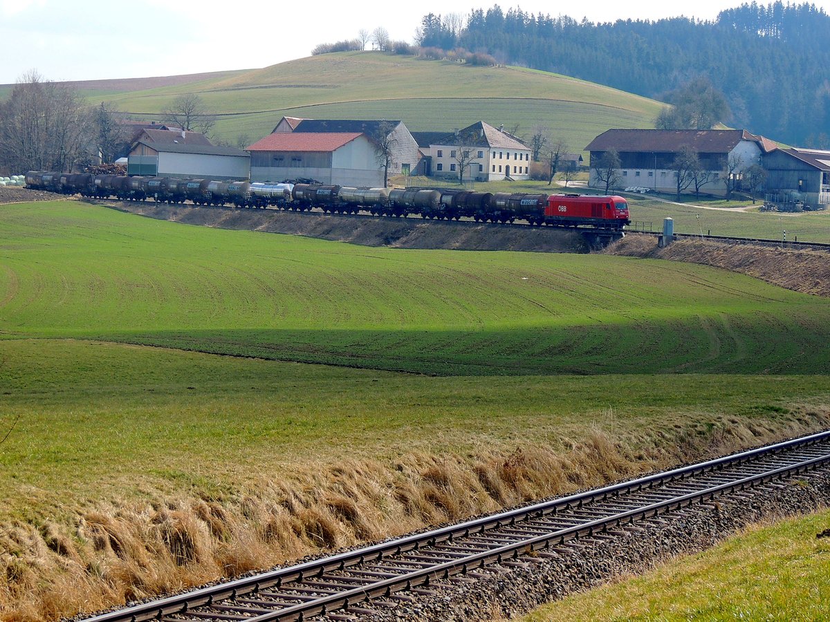 2016 073-5 mit dem 12-teiligen Kesselwagenleerzug 47850, auf der Hausruckbahn im Bereich Oberbrunn; 210308
