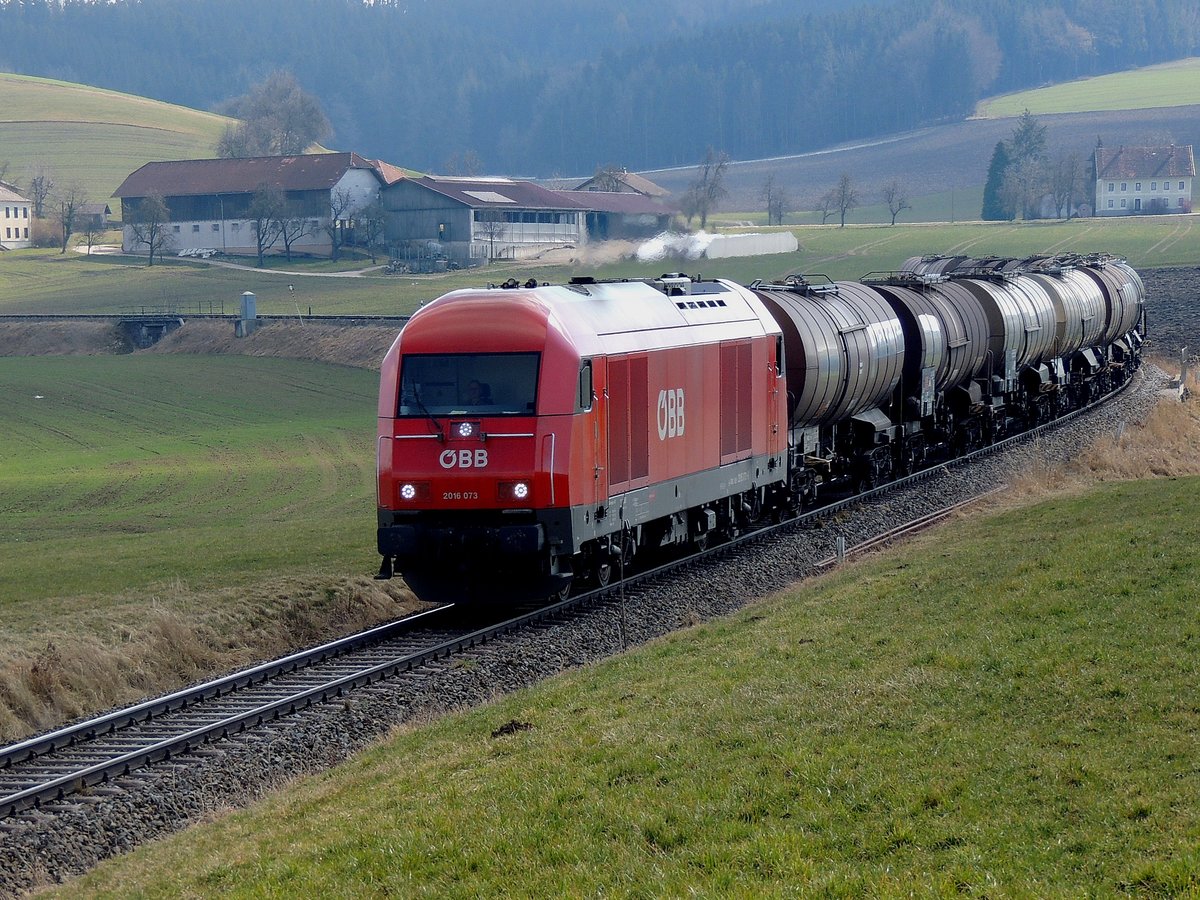 2016 073-5 mit dem einzigen, regulärem Güterzug (GAG47850) auf der Hausruckstrecke im Bereich Oberbrunn; 210308