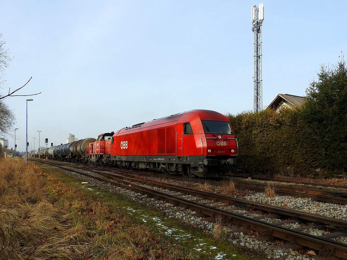 2016 073-6 und 2070 012-6 mit Kesselwagenzug bei der Ostausfahrt Bhf. Ried; 200125