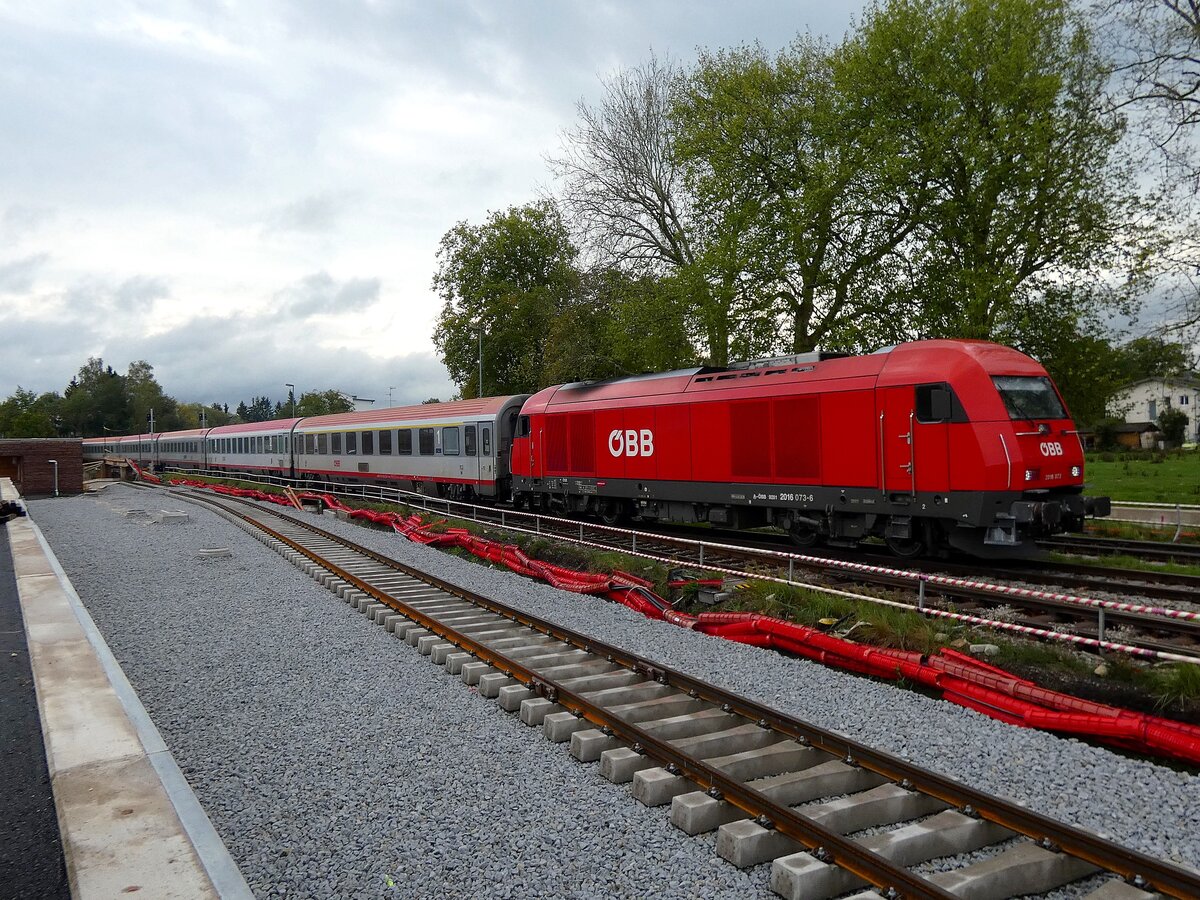 2016 073-6 passiert mit Zugleistung EC1218 den Bhf. Ried; 260917