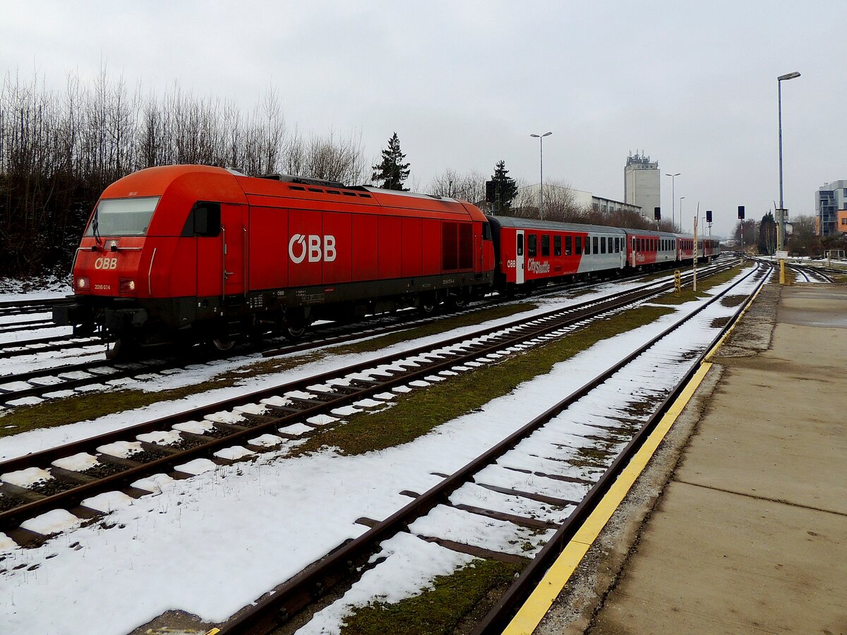 2016 074-3 erreicht mit der vierteiligen CS-Garnitur als R5965 den Bhf. Ried; 220124