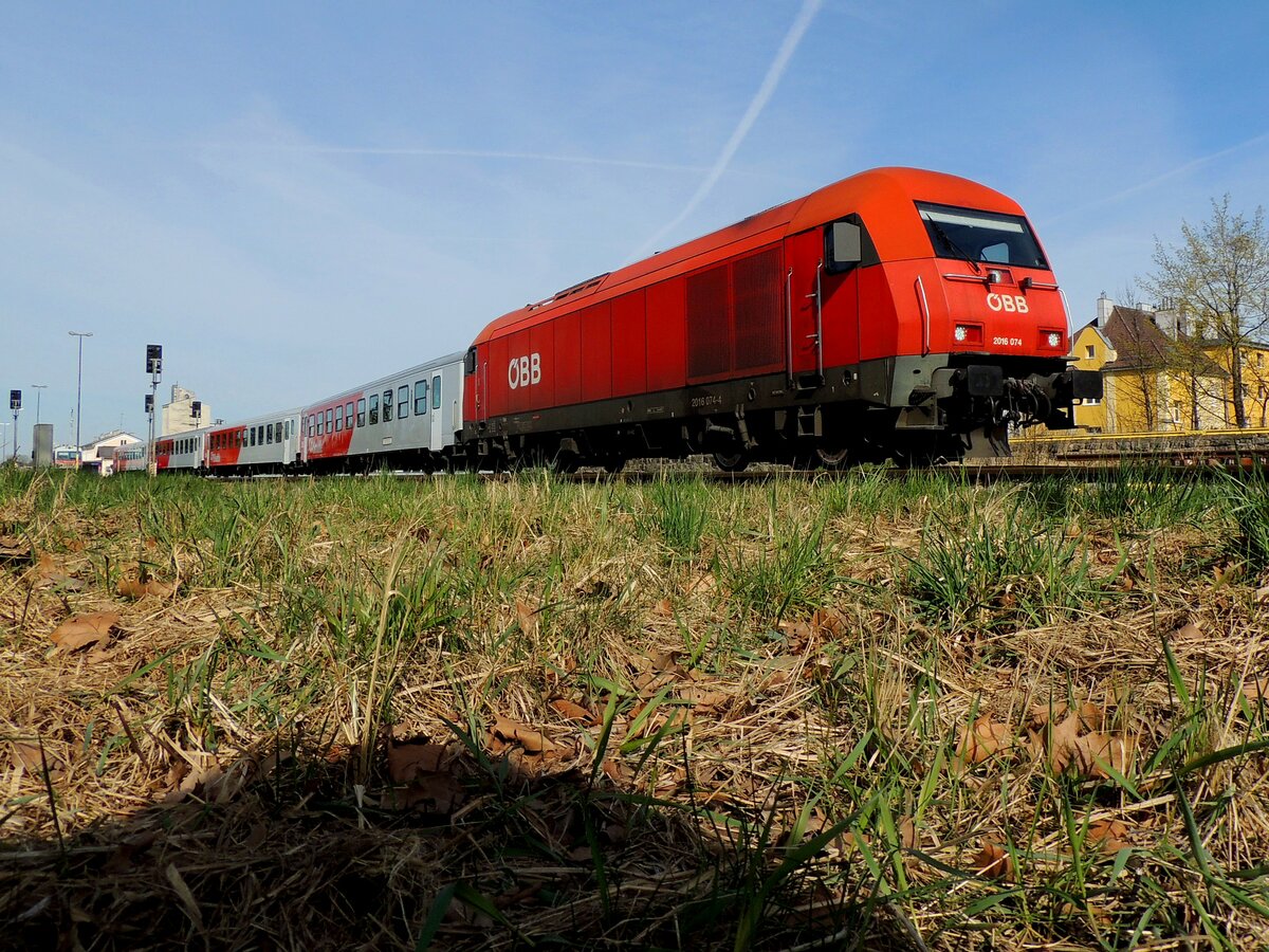 2016 074-4 verlässt mit Zugleistung R5965 den Bahnhofsbereich Ried; 220411