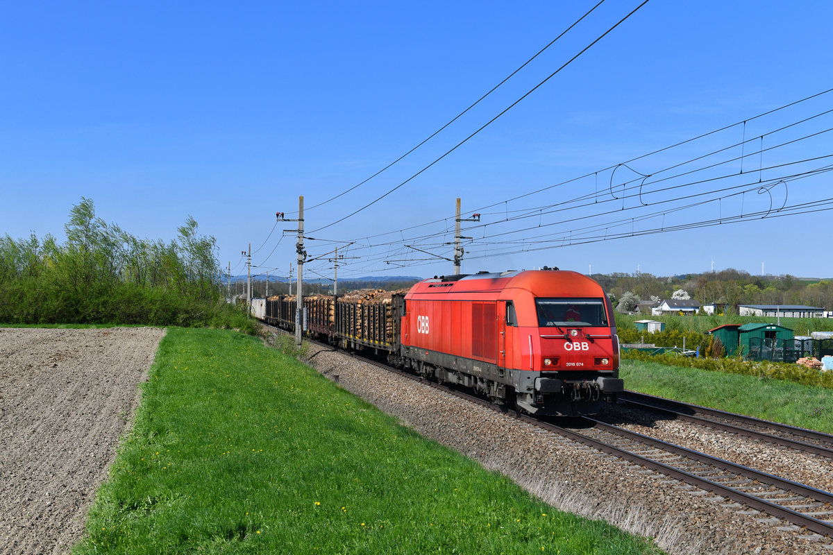 2016 074 mit einem Güterzug am 19.04.2018 bei Riedau. 