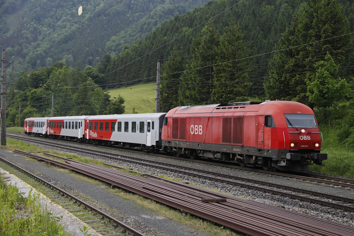 2016 074 mit Regionalzug in Küpfern am 27.05.2015.