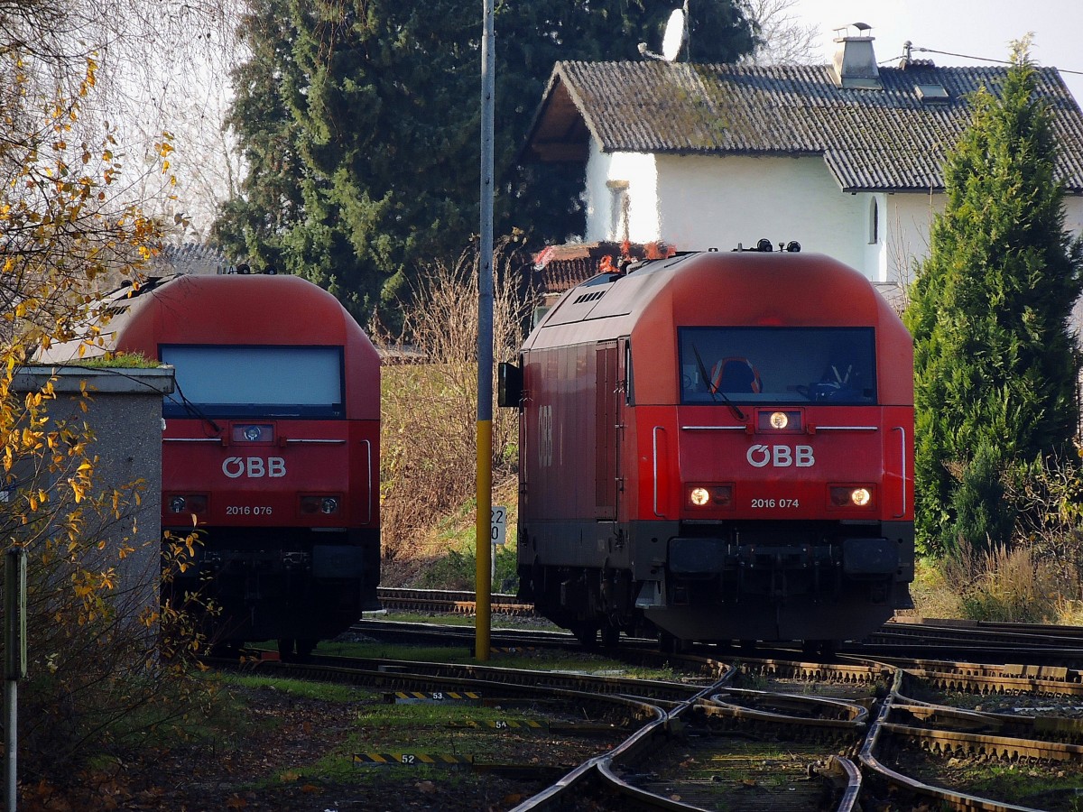 2016 074 trifft am Bhf. Ried während einer Rangierfahrt (GZ75855) auf die noch ruhende 076, welche mit Rübenzug 75829 schon bereitsteht;141121