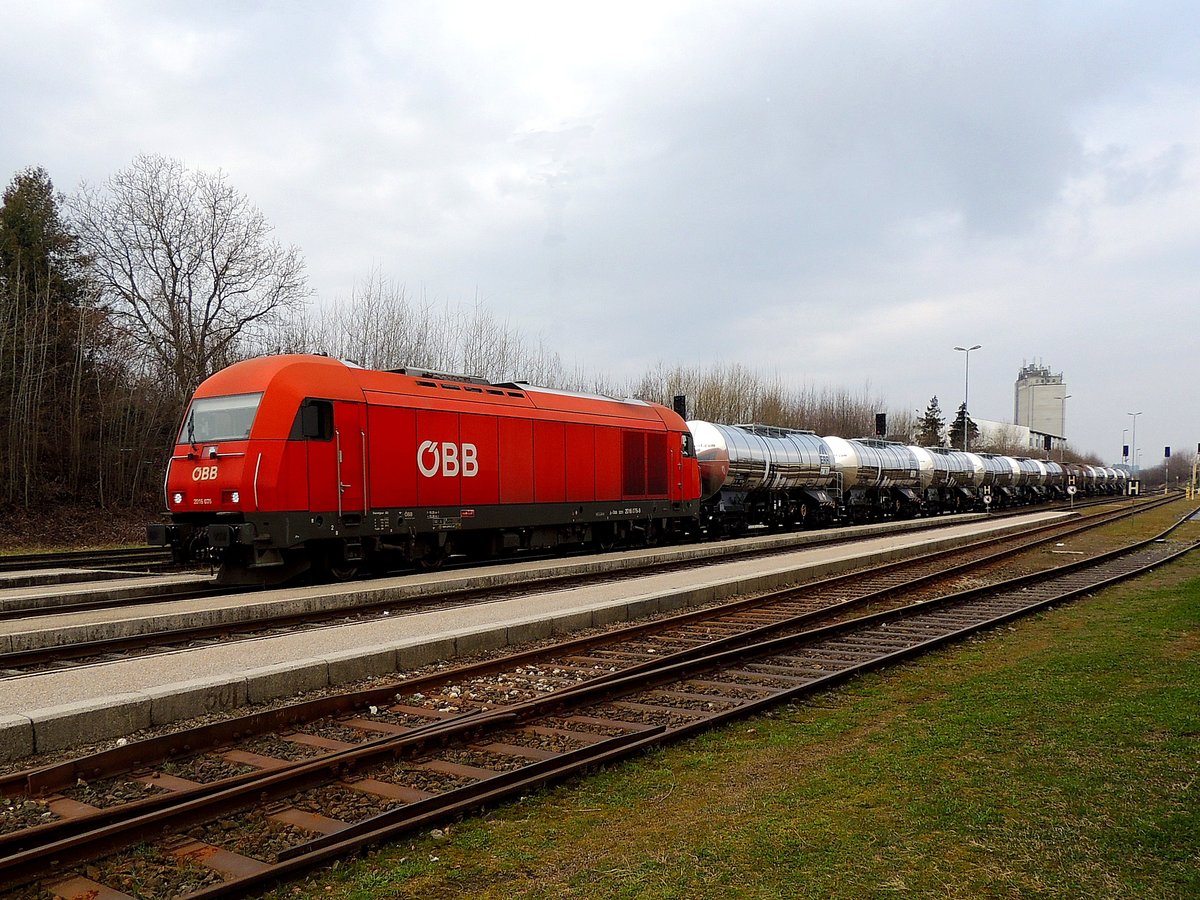 2016 075-0 durchfährt mit dem 12teiligem Kesselwagenzug G47851 den Bhf. Ried; 210323