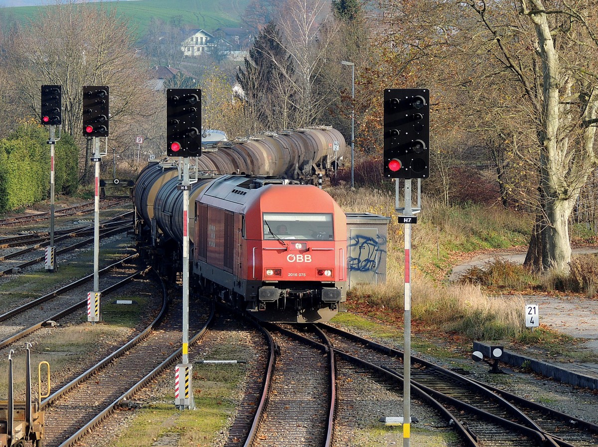 2016 075-0 erreicht mit 47850 den Bhf. Ried, während 5047 075-6 diesen im Hintergrund verlässt; 141121