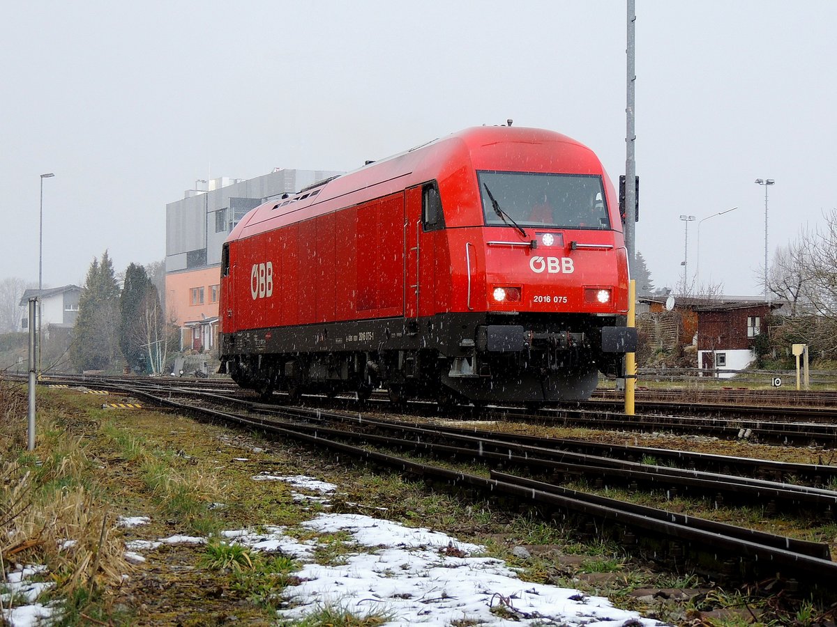 2016 075-1, erreicht bei moderatem Schneefall den Zwischenbahnhof Ried; 210319