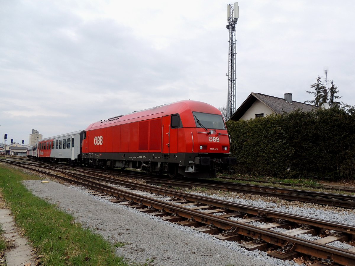 2016 075-1 verlässt mit R5973 den Bhf. Ried; 210416