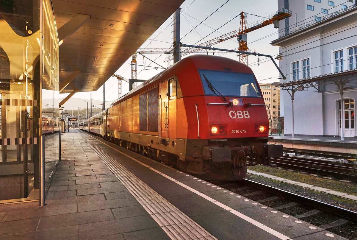 2016 075-1 wird in Salzburger Hbf an eine vierteilige CityShuttle-Garnitur angekuppelt.
Der Zug startete etwas später als S3 5891 nach Freilassing. Die Dieselbespannung kommt daher, da die Gaarnitur auf dem Rückweg von Freilassing, bis Braunau am Inn fährt.
Aufgenommen am 29.12.2016.