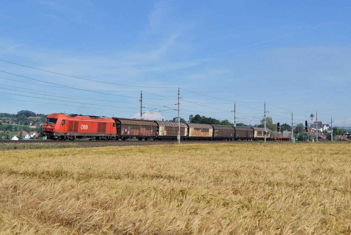 2016 075 hat am 25.06.2015 soeben den Bahnhof Wartberg an der Krems verlassen.