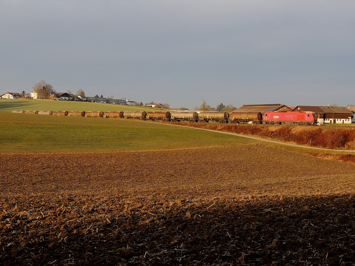 2016 076-0 zieht GAG47851 bestehend aus 12Zacens auf der Innkreisbahn Richtung Wels; 140102