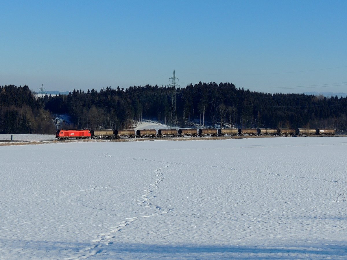 2016 076-9 mit Kesselwagenleerzug 47850 entlang der winterlichen Hausruckbahn nächst Oberbrunn; 160122