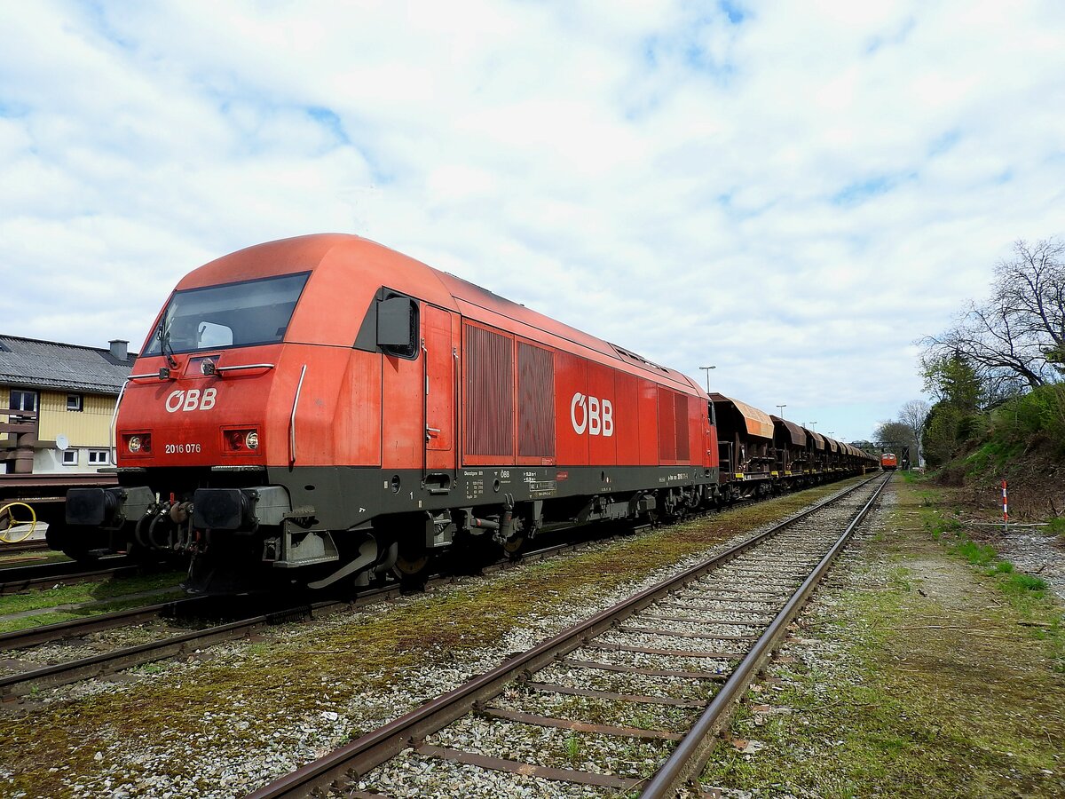2016 076-9 ist soeben mit einem Schotterwagenzug am Bhf. Ried eingetroffen; 170406
