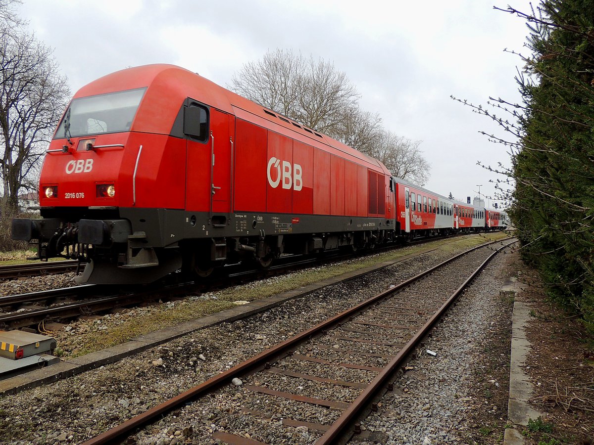 2016 076-9 verlässt mit R5973 den Bhf. Ried; 160401