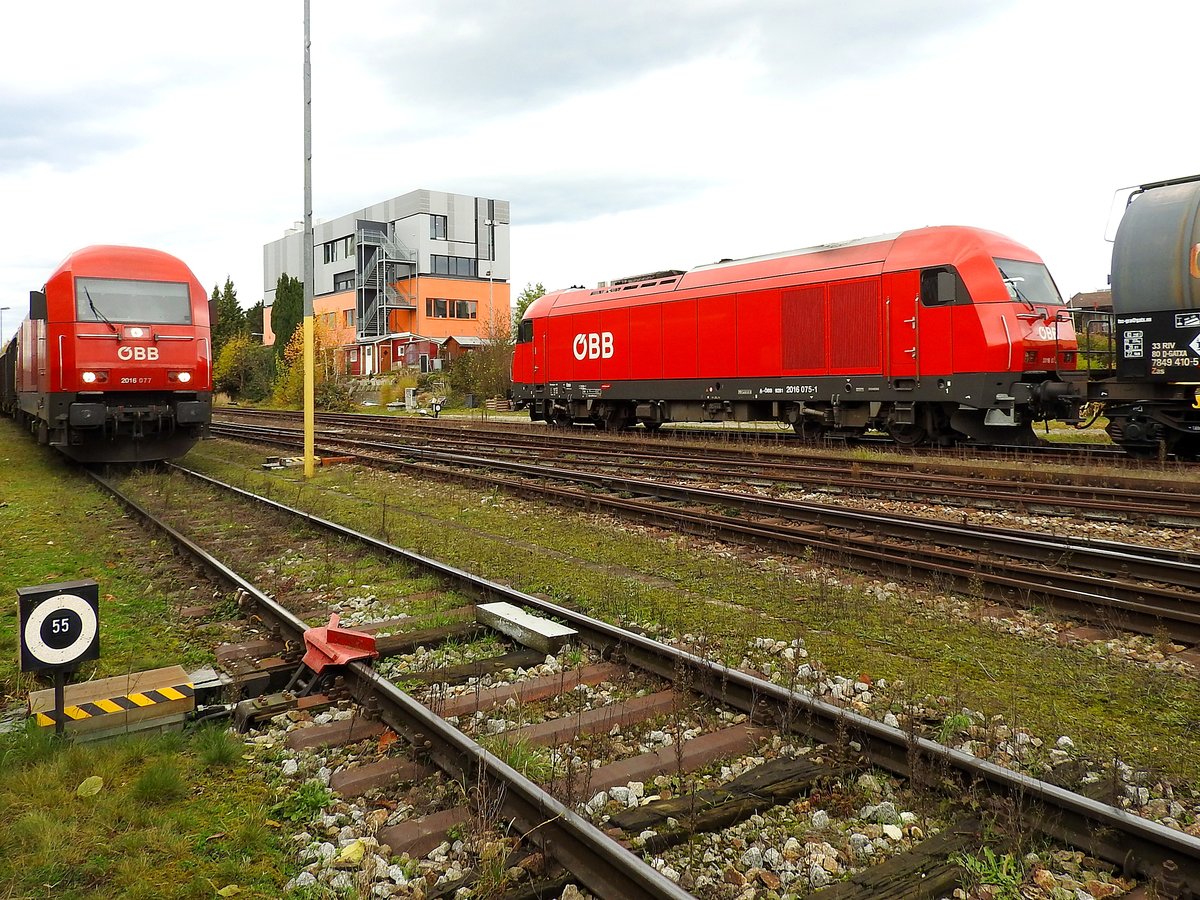 2016 077-6 sozusagen noch eingesperrt, muß aber  Schwester  75-1 mit ihrem Güterzug im Bhf. Ried vorbeilassen, und kann dann anschliessend gleich losfahren; 191114
