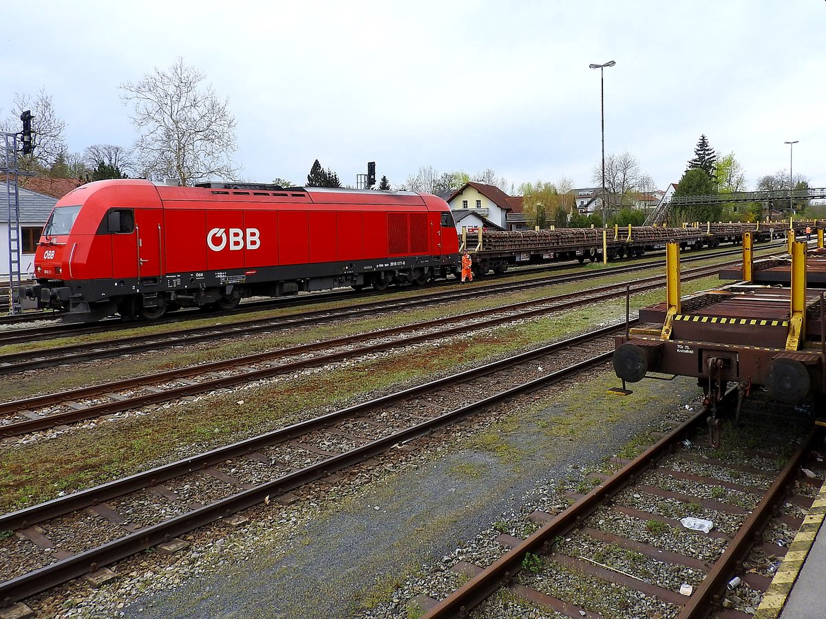 2016 077-8 ist am Bhf. Ried einem Schwellenzug vorgespannt; 180415