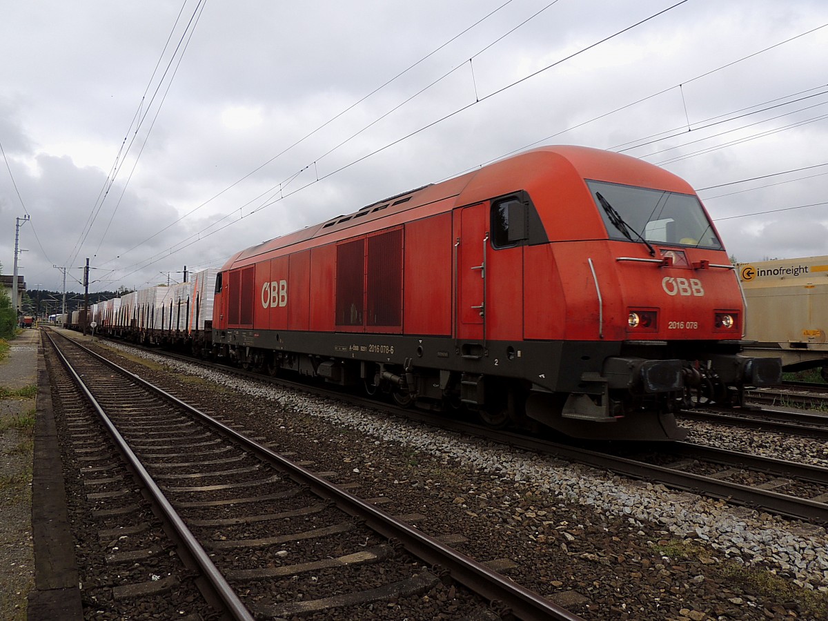 2016 078-6 durchfährt mit einem Schnitt-Holzzug Redl-Zipf in Richtung Linz; 140428