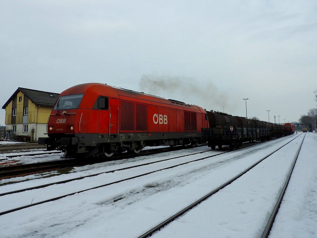 2016 078-6 startet mit einer Rußfahne bzw. Diesel-Rauchschwade, sowie mit 47850 am Haken aus dem Bhf. Ried; 170203