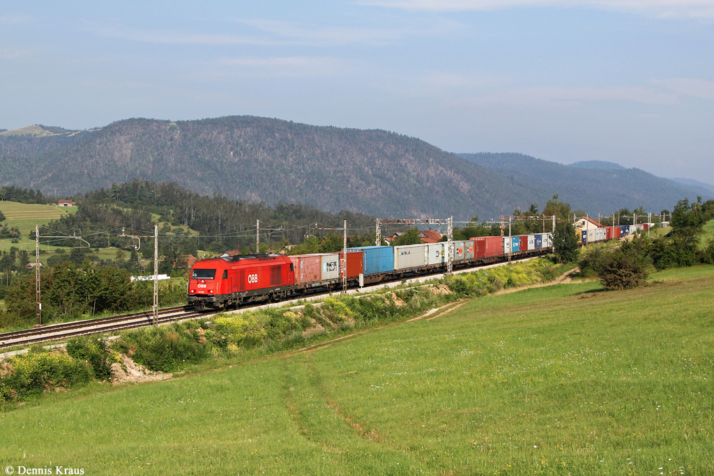 2016 084 mit einem Containerzug am 09.08.2014 bei Rakek.